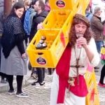 ¿Profanación? Sujeto se viste de Jesús y carga una cruz con cajas de cervezas