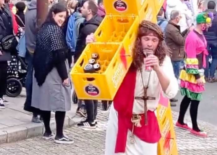 ¿Profanación? Sujeto se viste de Jesús y carga una cruz con cajas de cervezas
