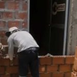 “Super” albañiles construyen una nueva casa pero olvidaron un detalle
