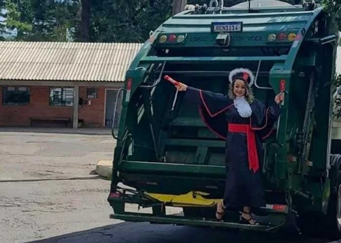 “Nunca es tarde”: Mujer que recogía basura se gradúa como abogada