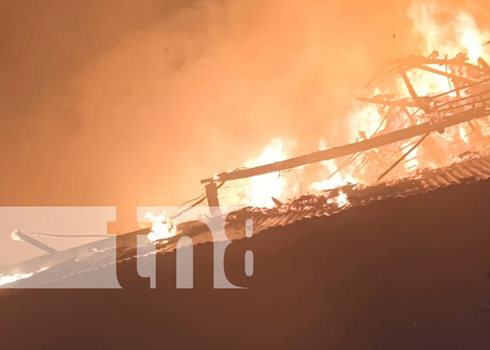 Varilla de cohete encendida provoca incendio en vivienda en Granada