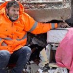 Ola de solidaridad para turco sosteniendo la mano de su hija muerta tras sismo