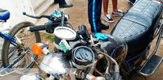 Invadir el carril contrario le provocó el susto de su vida a motociclista en Jalapa