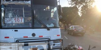 Motociclista se salvó de quedar bajo las pesadas llantas de un bus en Managua