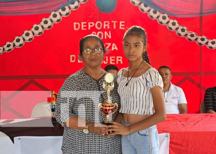 Autoridades entregan reconocimientos a mujeres deportistas en Diriomo