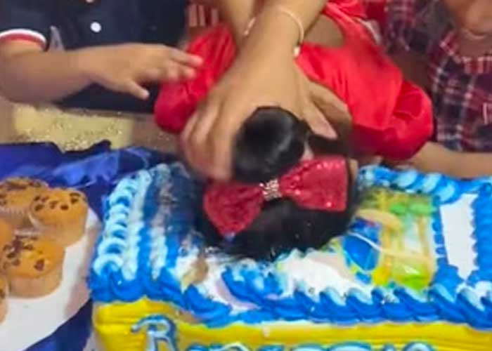 Niña celebra su cumple y sus amigos la lanzan al pastel