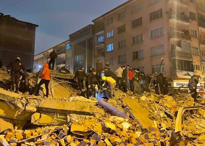 Terremoto en Turquía deja más de 900 muertos