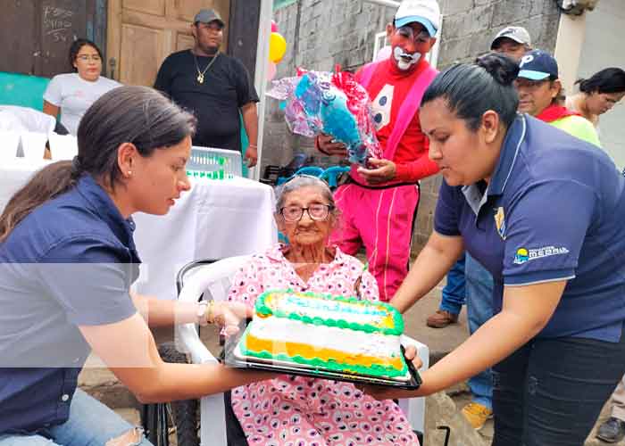 Mujer de Managua llega a sus 102 años y los celebra con su familia y amigos
