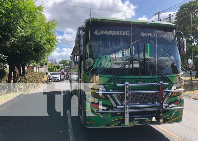 Mujer se salva de quedar aplastada por un bus en Villa Fontana, Managua