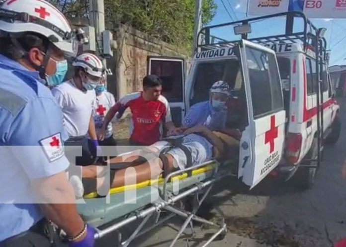Foto: Dos motorizados lesionados tras impactar su moto en un vehículo, en Estelí / TN8