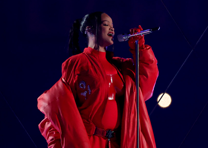 "Panzonasaurio" Rihanna anuncia que está embarazada en el Super Bowl