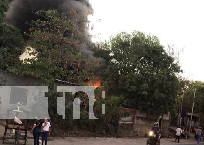 Voraz incendio reduce a cenizas una humilde vivienda en Somotillo, Chinandega