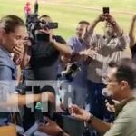 Foto: Hombre le propone matrimonio a una chica en pleno partido de Béisbol, en Nicaragua / TN8