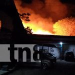 Varilla de cohete encendida provoca incendio en vivienda en Granada