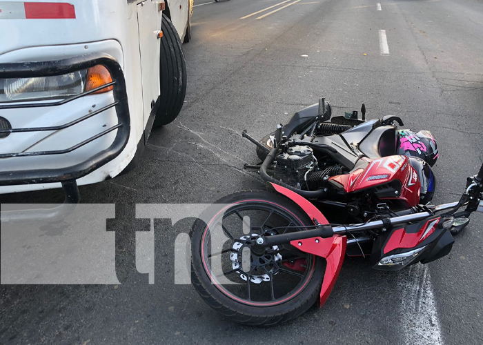 Motociclista se salvó de quedar bajo las pesadas llantas de un bus en Managua