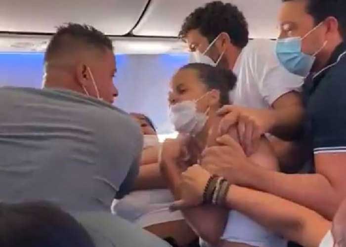 Mujeres desatan trifulca en avión con patadas e insultos