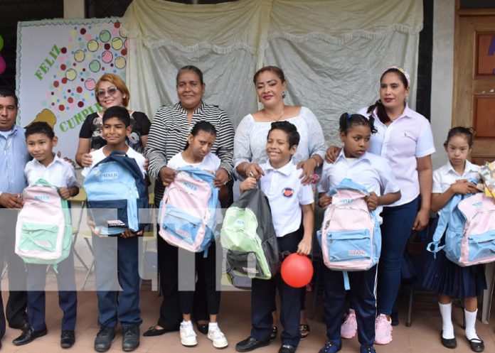 Niñez estudiantil y docentes recibieron mochilas y maletines en Bluefields