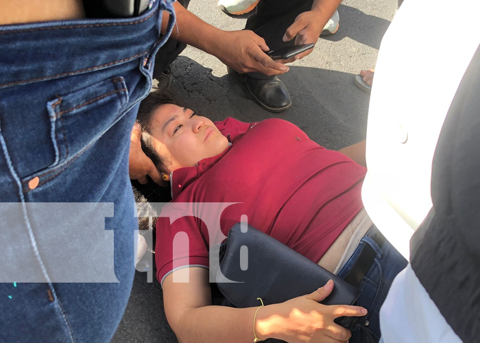 Mujer se salva de quedar aplastada por un bus en Villa Fontana, Managua