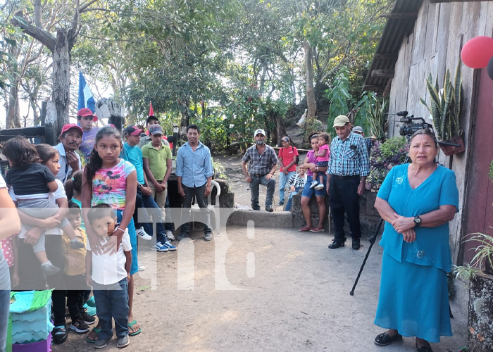 Foto: Familias de comunidades lejanas en Matagalpa con proyectos de energía eléctrica / TN8