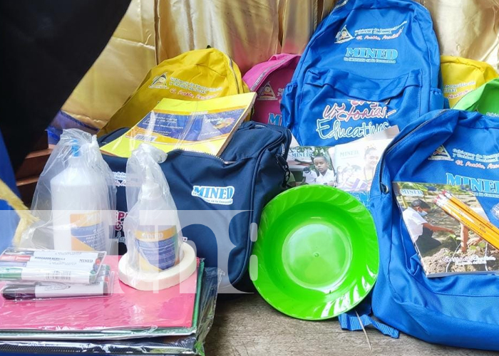 Foto: Llegan paquetes escolares y maletines para docentes en Bilwi / TN8