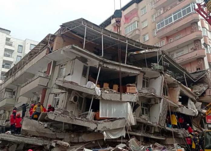 Terremoto en Turquía deja más de 900 muertos