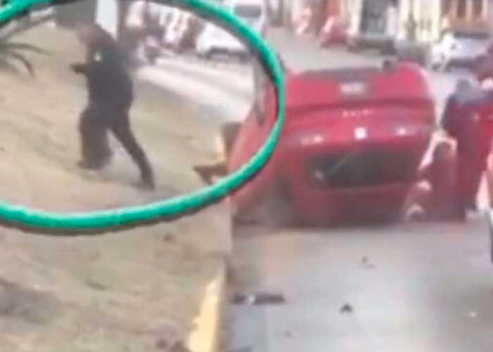 Video (Policía se peina mochila en pleno accidente)