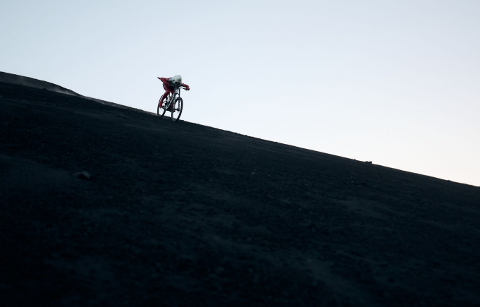 Ciclista Francés luchó con todo por batir el récord en el volcán Cerro Negro