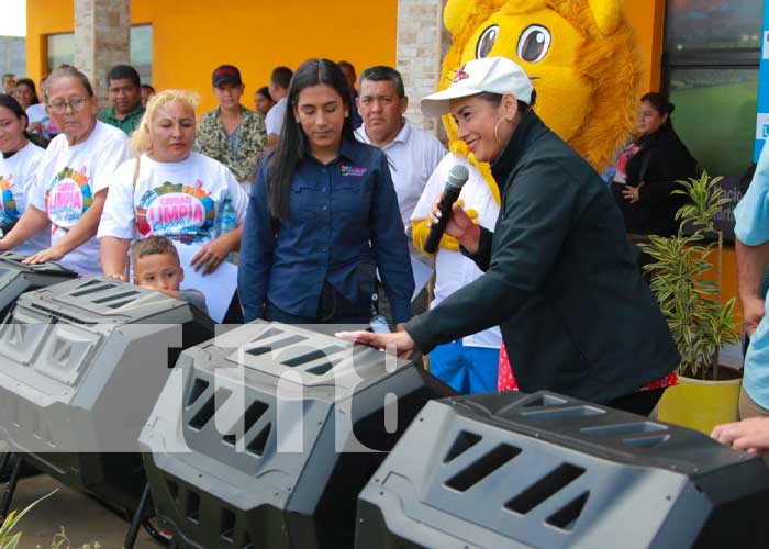 Alcaldesa de Managua entregó sistema ergo composter