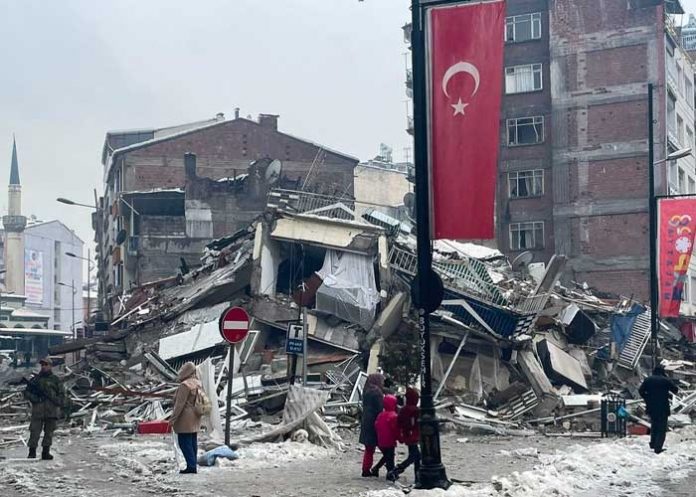Ascienden a más de 1.100 las muertes por terremoto en Turquía