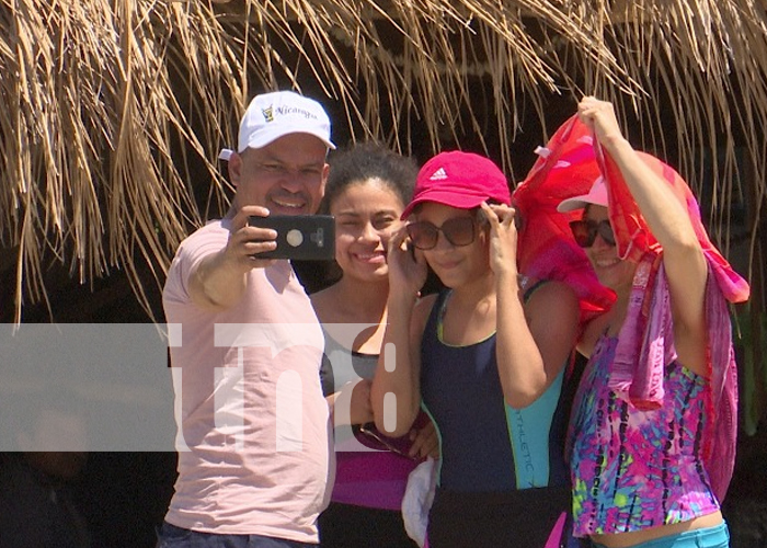 Familias de Managua disfrutan en Pochomil durante este verano 2023