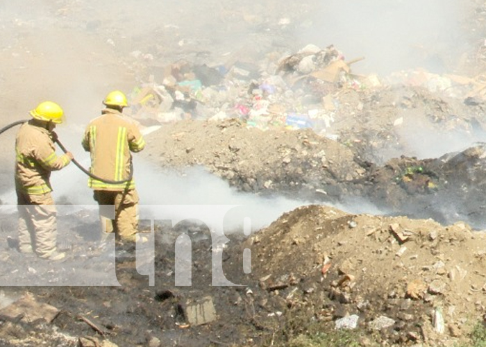 Quema de basura casi deja calcinado a camión y a su conductor en Nejapa