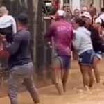 Estremecedoras imágenes de una cadena humana para salvar a niños en Sao Paulo