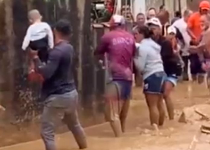 Estremecedoras imágenes de una cadena humana para salvar a niños en Sao Paulo