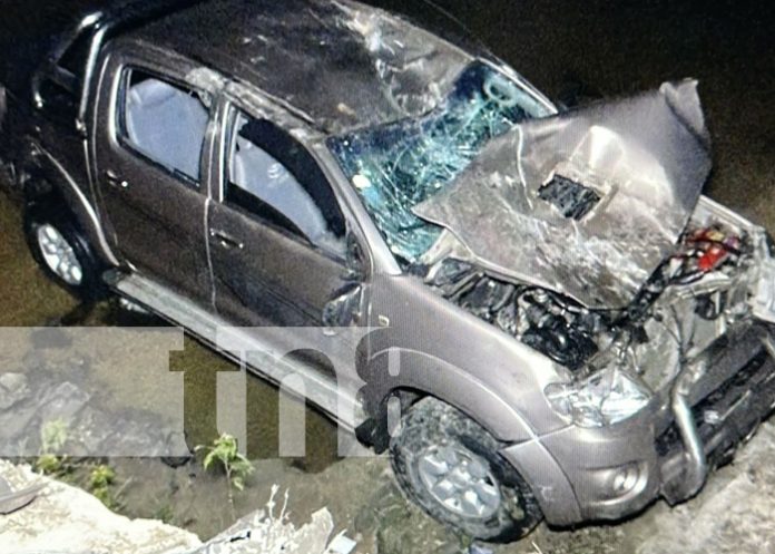 Conductor y acompañantes vivos tras accidente vial en Jalapa