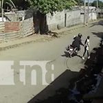 Foto: Captan a motorizado pegando nalgada en Managua / TN8
