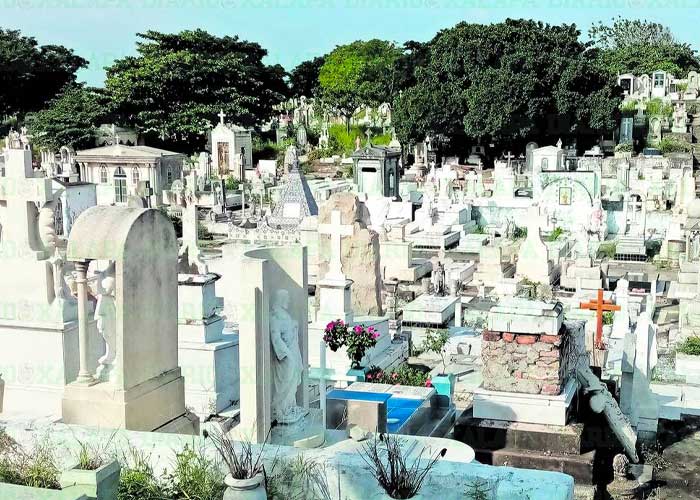 De terror, “niño fantasma” juega en un cementerio