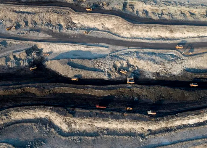 Vista aérea muestra maquinaria trabajando en una mina de carbón en China