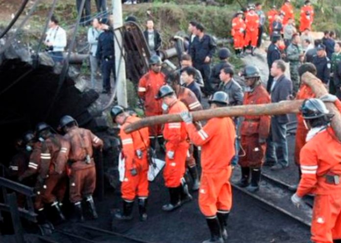 57 personas quedaron atrapadas tras el derrumbe de una mina en China