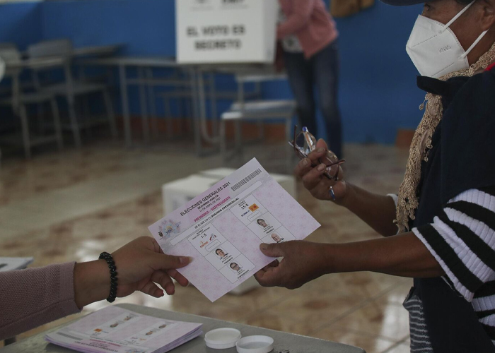Dan inicio a elecciones seccionales y referéndum en Ecuador