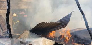 Fuego en la cocina se extiende y quema una casa en León