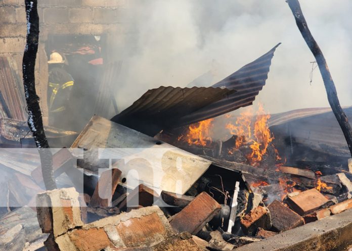 Fuego en la cocina se extiende y quema una casa en León