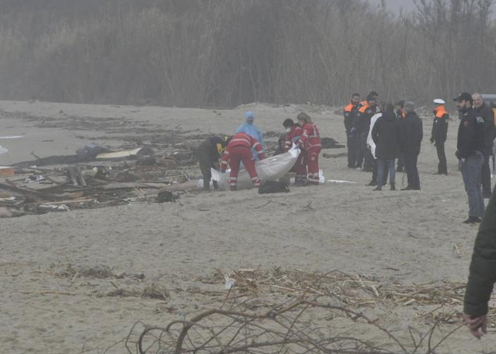 Al menos 40 migrantes mueren tras un naufragio en las costas de Italia
