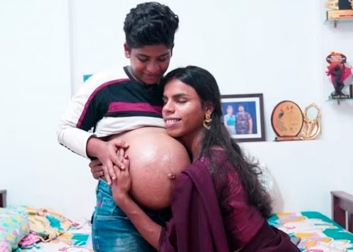 ¿Bendición de Dios? Pareja trans celebra el nacimiento de su hijo en India