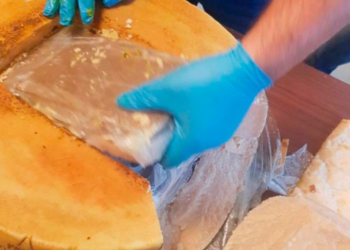 Decomisan droga camuflada en queso parmesano en Italia