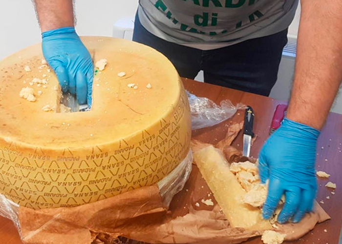 Decomisan droga camuflada en queso parmesano en Italia