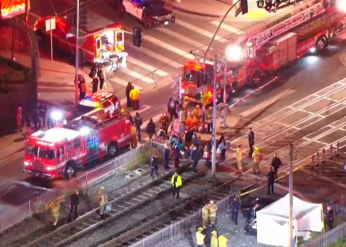 Tren choca contra auto en Los Ángeles y deja a dos personas muertas