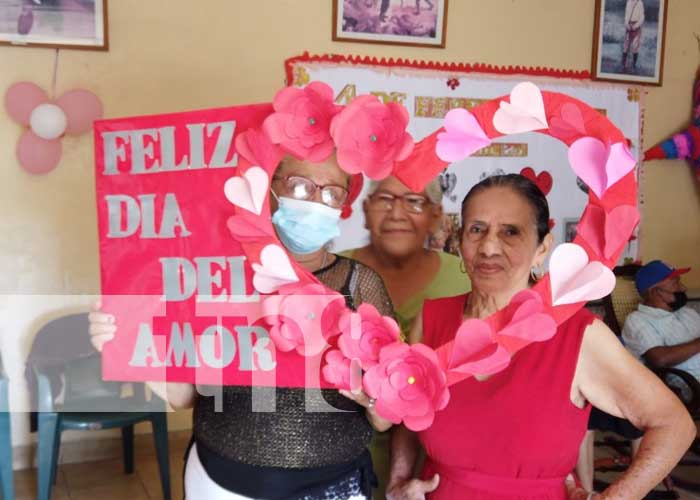 Foto: San Valentín con adultos mayores y Loto Nicaragua / TN8