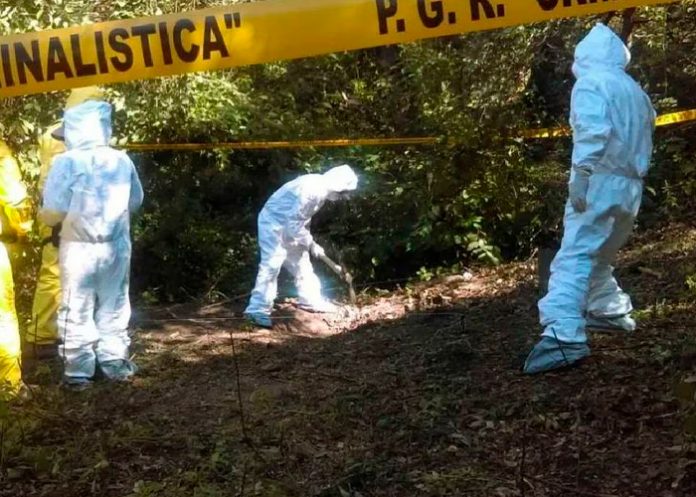 Hallan más de 30 cadáveres en dos fosas comunes en Jalisco, México