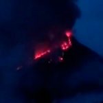 Volcán Monte Karangetang entra en erupción formando 6 ríos de lava ¡Evacúan!