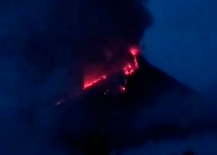 Volcán Monte Karangetang entra en erupción formando 6 ríos de lava ¡Evacúan!